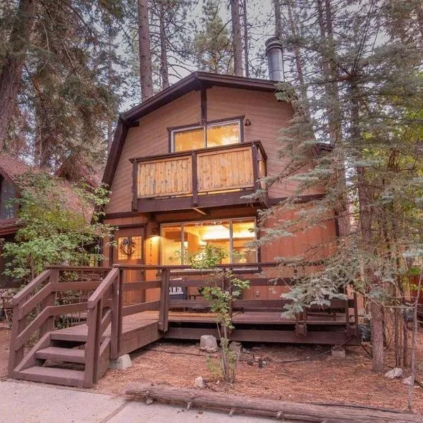Summit Happy Cabin with HOT TUB! HIGH SPEED EV HOOKUP, CLOSE TO SLOPES, hotel v destinaci Big Bear Lake