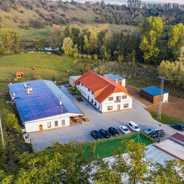 Na Zeleném statku, hotel in Černčín