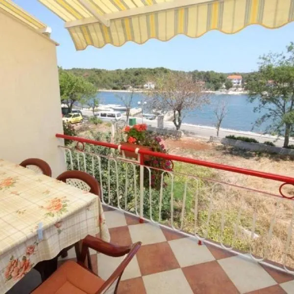 Apartments Zvone - at the water front, hotel in Veli Rat