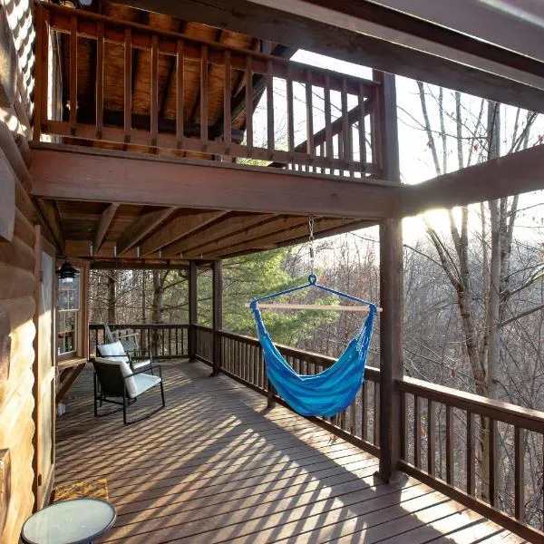Treetops Cabin easy to Asheville with fast wifi and great view, hotel v destinaci Swiss