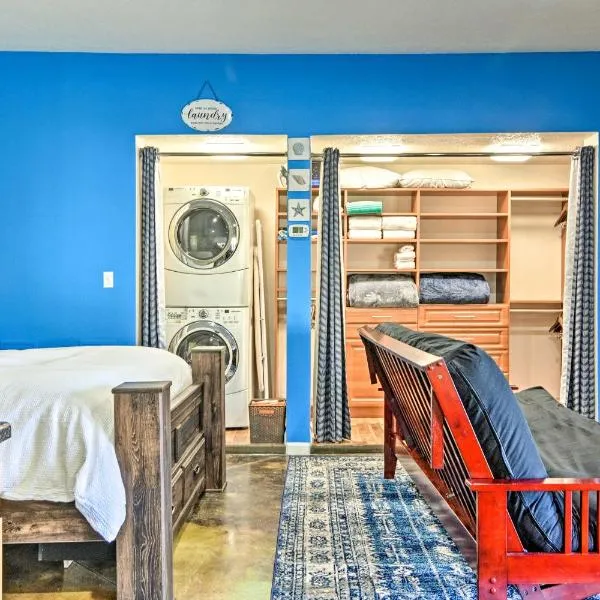 Albuquerque Studio with Shared Pool and Fire Pit!, hotel v destinaci Albuquerque