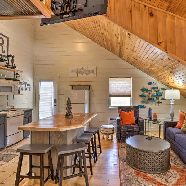 Pet-Friendly Studio with Loft and Mountain Views!, hotel in Mountain View