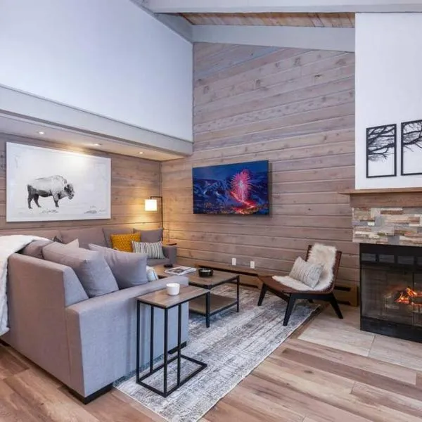 Updated 3 BR, 2 BA with Pool & Hot Tub - Stunning Mountain Views!, hotel v destinaci Snowmass Village