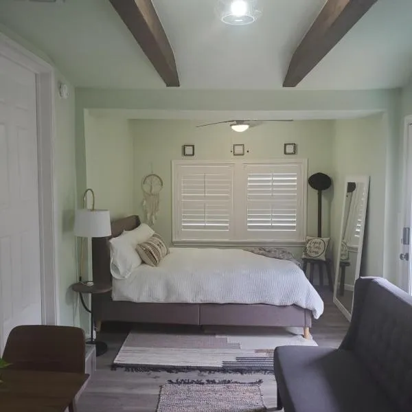 Conveniently Located San Antonio Getaway, hotel v destinaci San Antonio