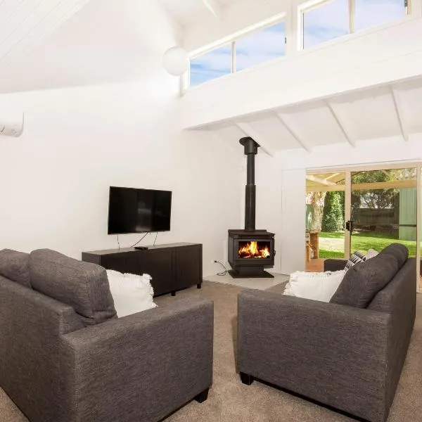 Peppertree Jervis Bay Pet Friendly Beachfront with Sea Views, hotel v mestu Callala Beach