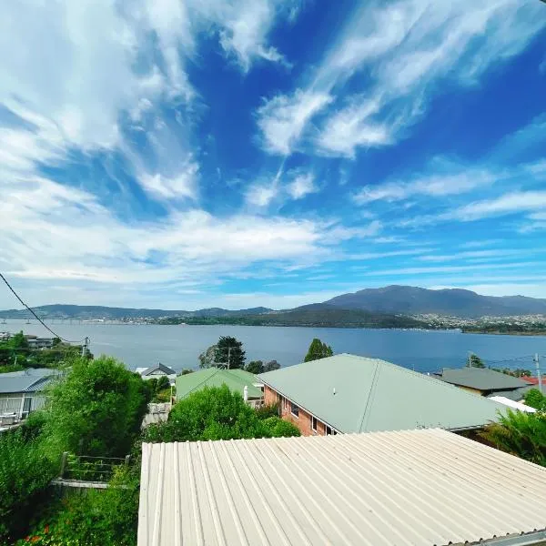 Spectacular Hobart River View Home, hotel v destinaci Lindisfarne