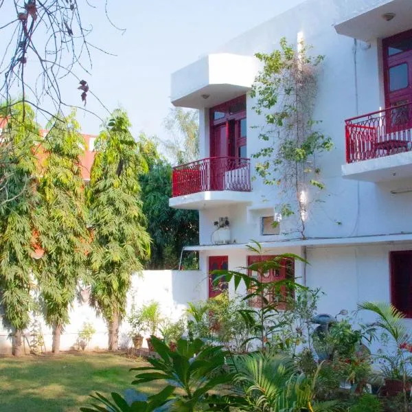 Falcon guest house, hotel in Bharatpur