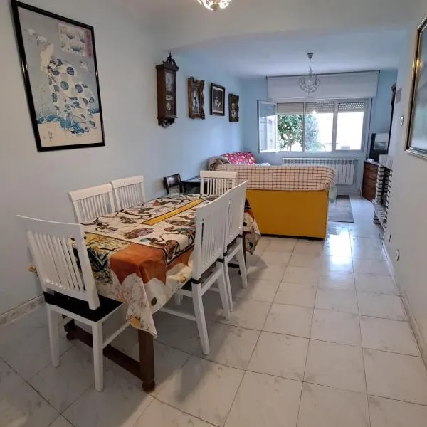 Casa con jardín a 5' de Aranda de Duero, hotel in Castrillo de la Vega