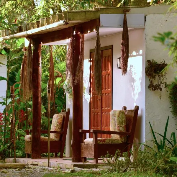 Casa à beira do rio Jaguareguava na Mata Atlântica em Bertioga SP، فندق في بيرتيوغا