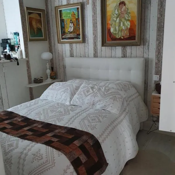 Demeure Prosper 1 chambre d'hôte privative avec petit déjeuner compris – hotel w mieście Labégude