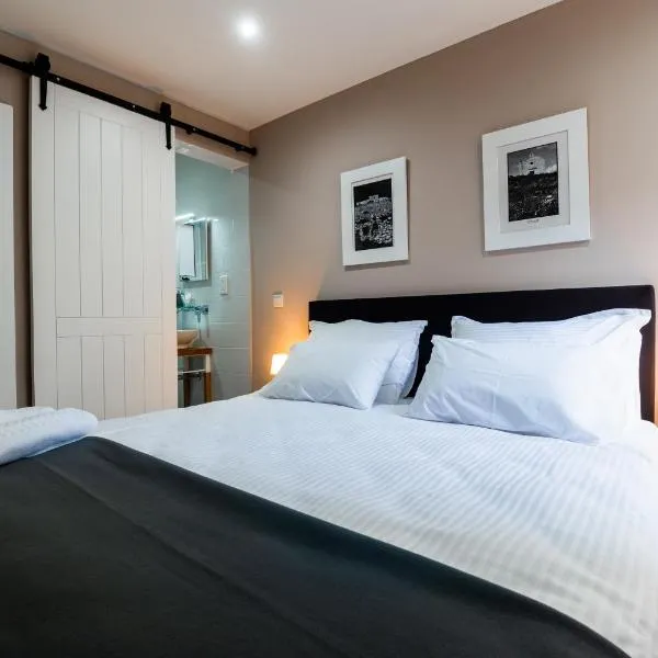 Monreal Boutique Townhouse - R024RM3, hotel en Paola