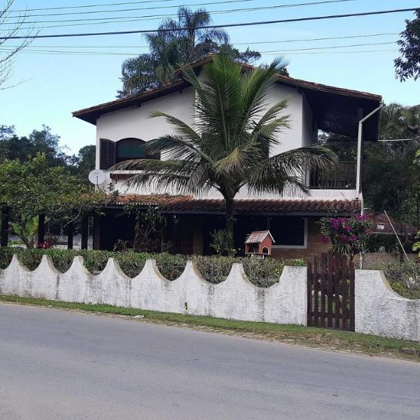 Casa Maranduba — 4 Quartos, Churrasqueira, 12 Pessoas, 1 Quadra do Mar