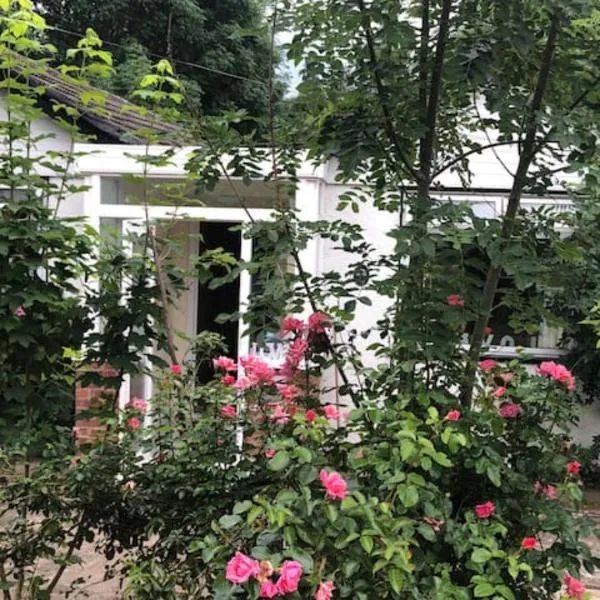 Whole house cottage with parking and huge garden, hotel in Saint Mary Cray