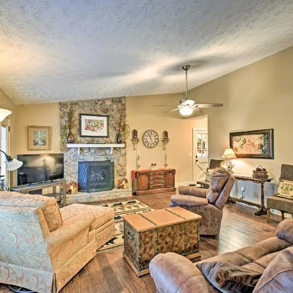 Comfy Jasper Getaway with Community Amenities!, hotel v destinaci Jasper