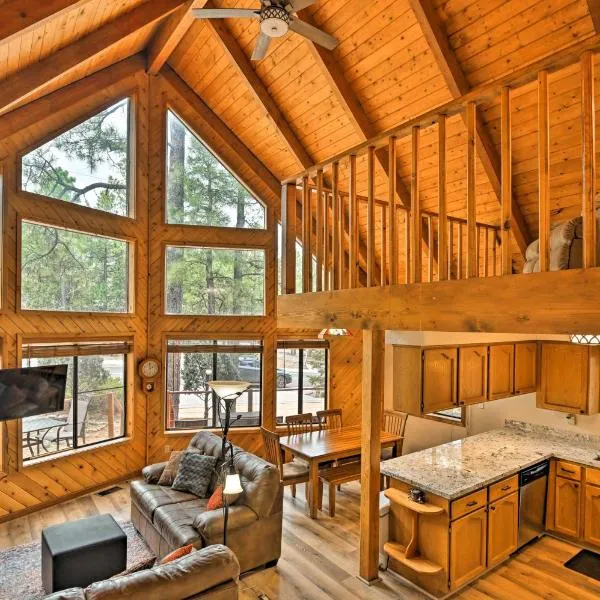 1 Mi to Lake Secluded Cabin with Deck in Munds Park, khách sạn ở Munds Park