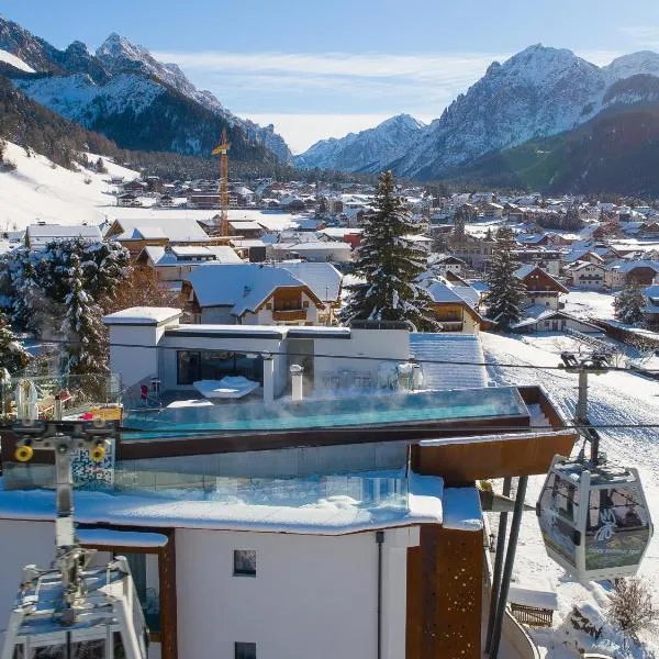 Al Plan, A mountain moving hotel, hotel v destinaci San Vigilio di Marebbe