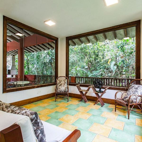 Casa com espaço gourmet em condomínio no Guarujá