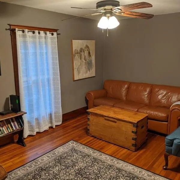 Large Bakery Apartment - Central Downtown Location, hotel v destinaci Fredonia
