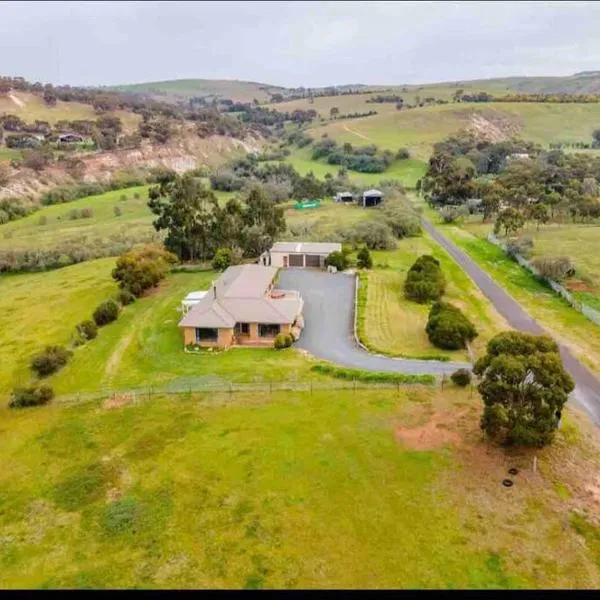 Peaceful FarmHouse stay next to Bacchus Marsh Town, hotel in Ballan