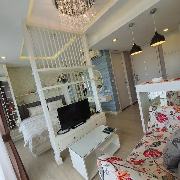 Love & Relax Balcony near WON Beach: Ban Bang Saen (1) şehrinde bir otel