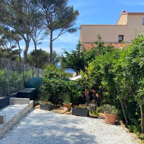 Logement entier T2 climatisé, parking gratuit, jardin, plage à 2min à pied, hôtel à Sanary-sur-Mer