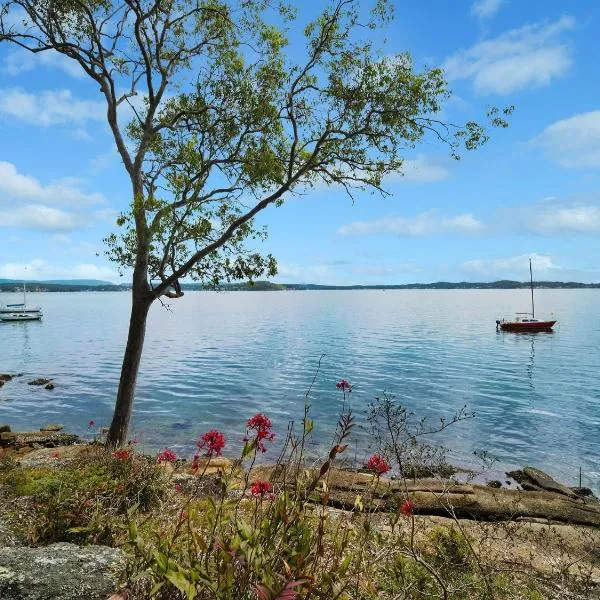 Wangi Waterfront HIdeaway, hotel in Wangi Wangi