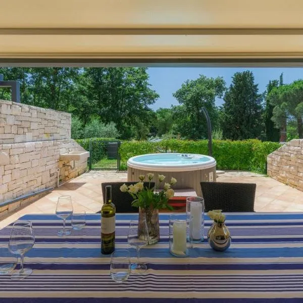 Villa Bobos place with Jacuzzi 46E, hotel in Umag