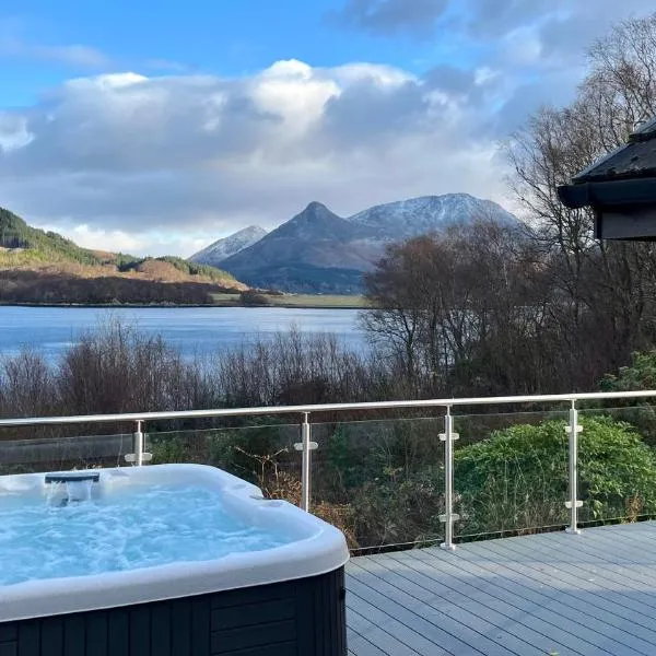 The Heronry Hideaway with luxury hot tub, hotel v destinaci Ballachulish