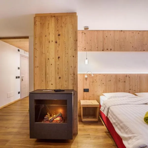 Chalet Osmar Suite 1, hotel v Campitello di Fassa
