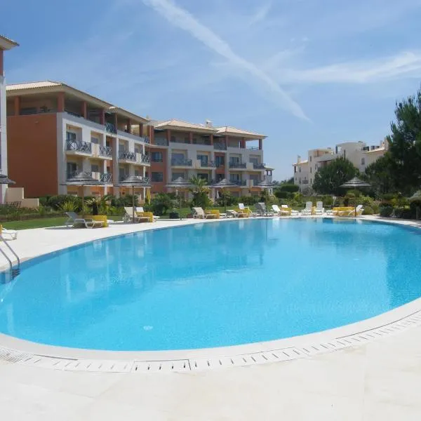 Luxurious first floor apartment with balconies overlooking pool and gardens., hotel in Albufeira