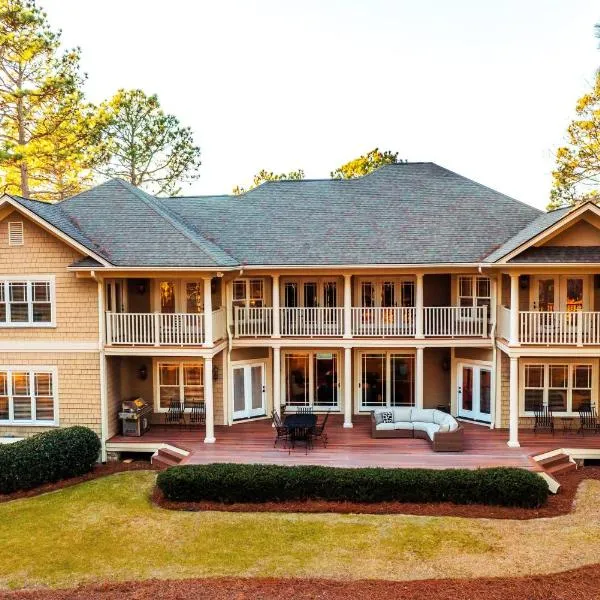 New - Spectacular️ Golf Views - Sleeps 20 - Pinehurst National #9 - Near DT Pinehurst!, hotel in Pinehurst