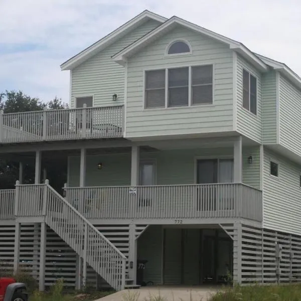 OBX Family Home with Pool - Pet Friendly - Close to Beach- Pool open late Apr through Oct, hotel in Poplar Branch