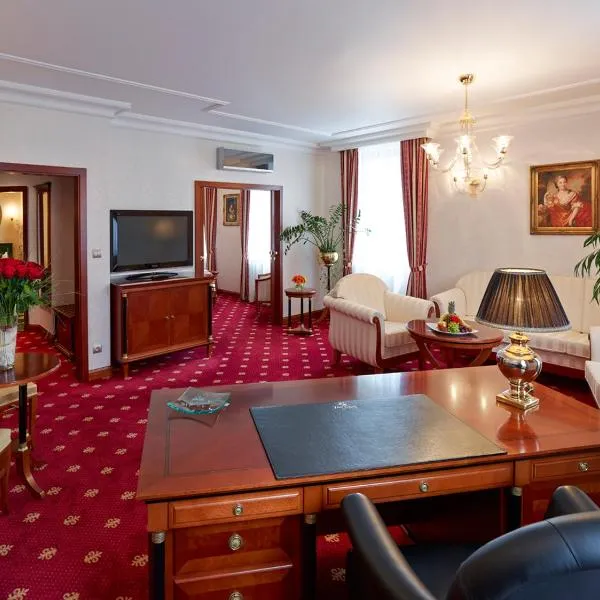 Hotel Stefanik، فندق في مييافا