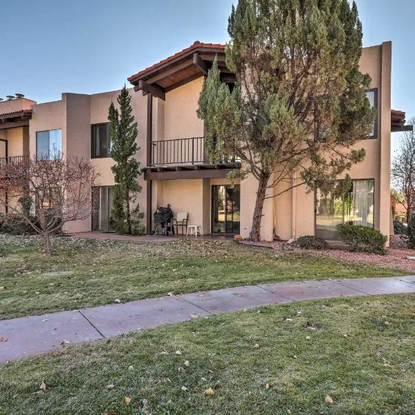 Mtn-View Condo with Hot Tub Access in Sedona!, hotel v destinaci Sedona