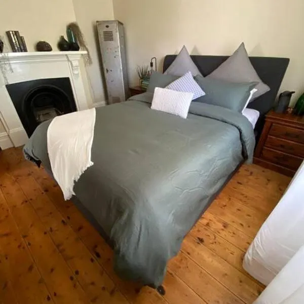 Location cottage with industrial touch, hotel in Bathurst