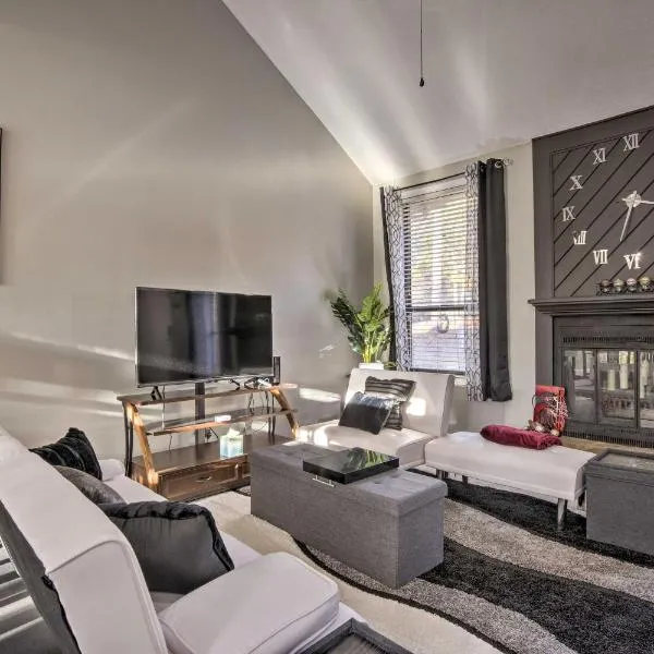 Updated Fayetville Townhome-Away-From-Home with Yard, hotel in Fayetteville