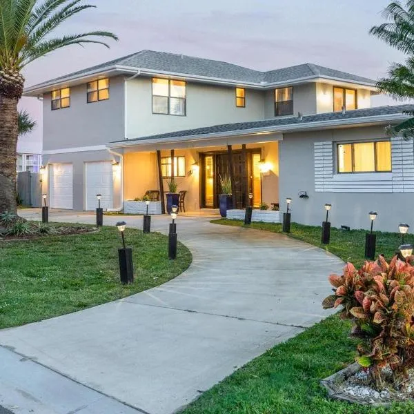 PERFECT BEACH GETAWAY for 6-10, hotel in Satellite Beach