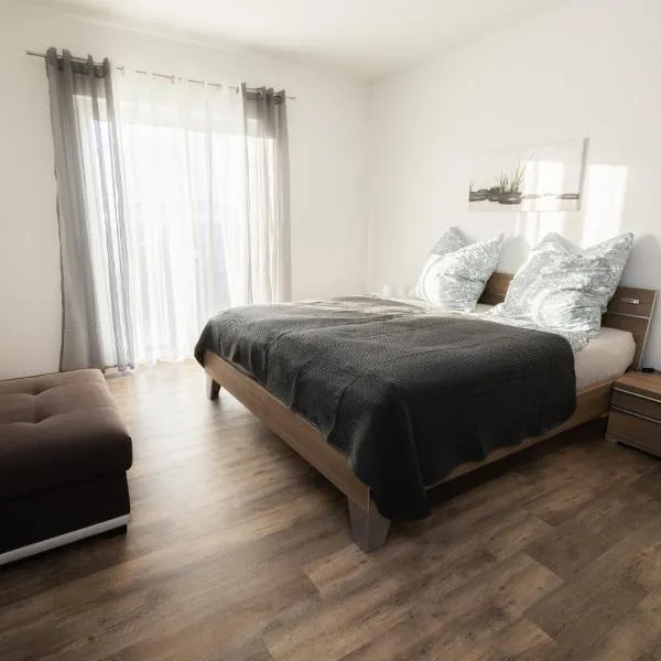 Ferienwohnung Bergäcker, hotel v destinaci Neualbenreuth