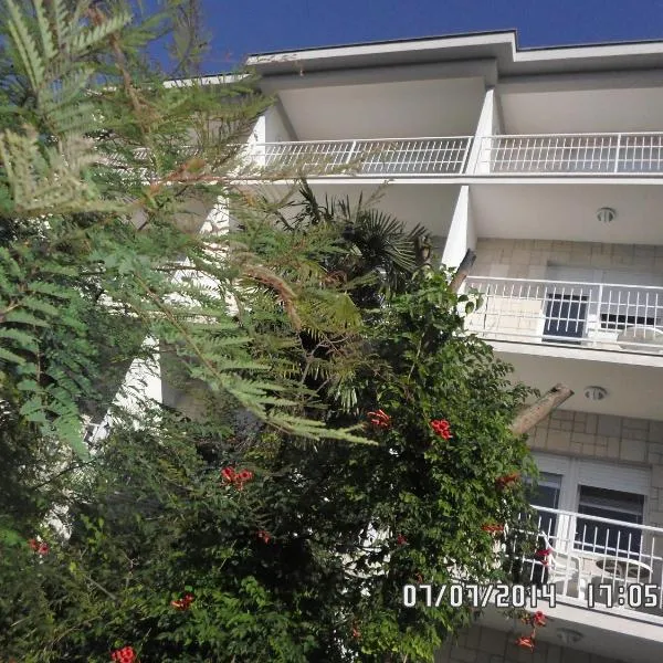 House Danica Apartments & Rooms, hotel v Sukošane