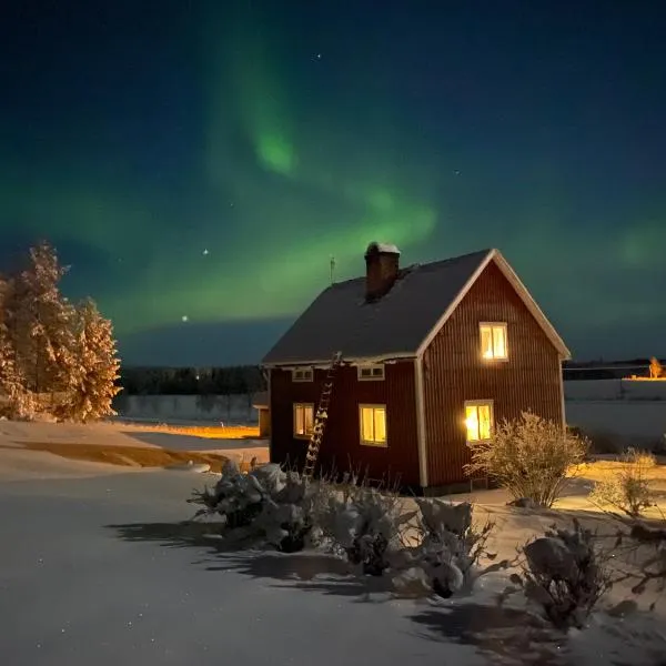 COZY Home with LAKE view-free WiFi - free SAUNA – hotel w mieście Överkalix