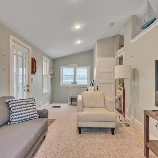 Amazing Lakefront Retreat On Long Lake! home, hotel in Portage