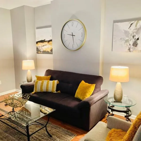 Upscale 2BD/1.5BA townhome mins to JHH & downtown, hotel v destinaci Baltimore