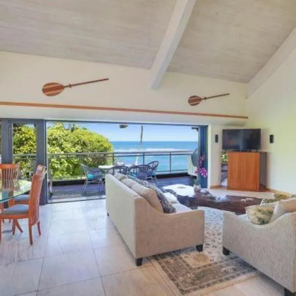 Luxury 2-Story Oceanfront Condo w/ Views & Pool, hotel in Wailua