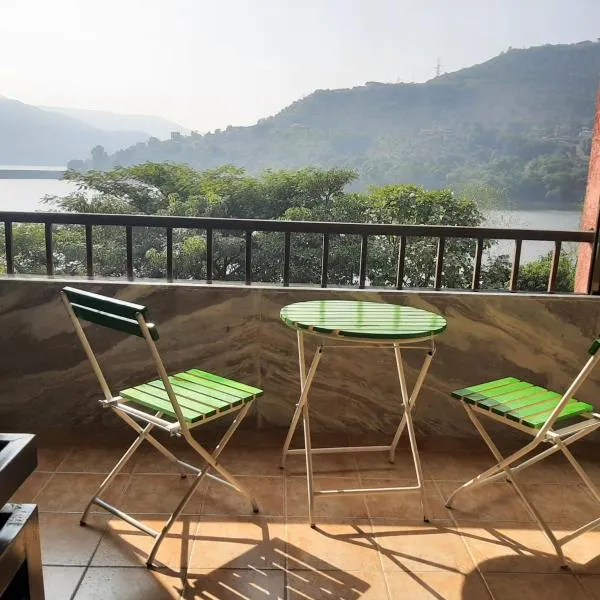 Lake View Lavish studio: Lavasa şehrinde bir otel