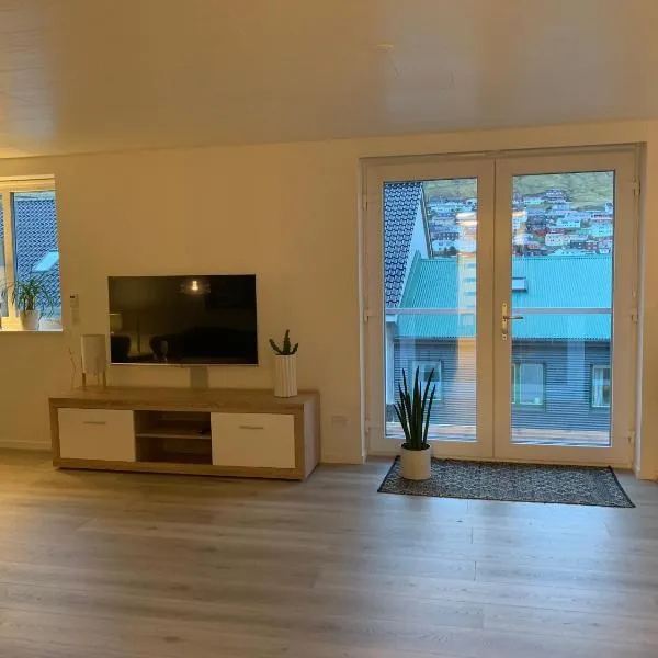 Spacious Apartment on N.P.Gøta 8a, Klaksvik, hotell i Svínoy