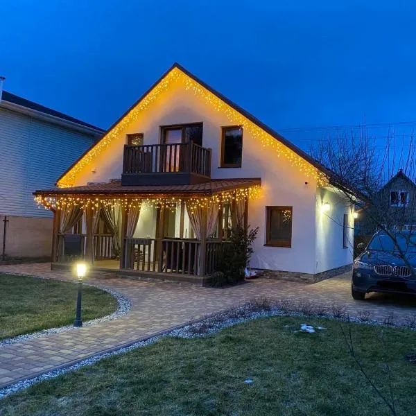 Заміський будинок з каміном та ванною з панорамним видом в ліс, hotel v destinaci Novosilki