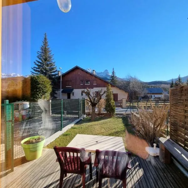 Maison + jardin vue sur les montagnes, hotel v destinaci Barcelonnette
