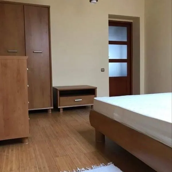 Затишна квартира в спальному районі, hotel in Ganʼchary