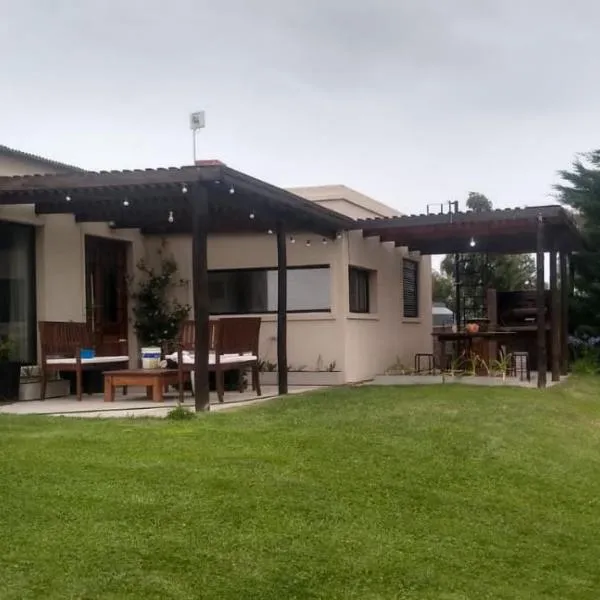 Alojamiento El Pinar, מלון בבלנאריו אל קונדור