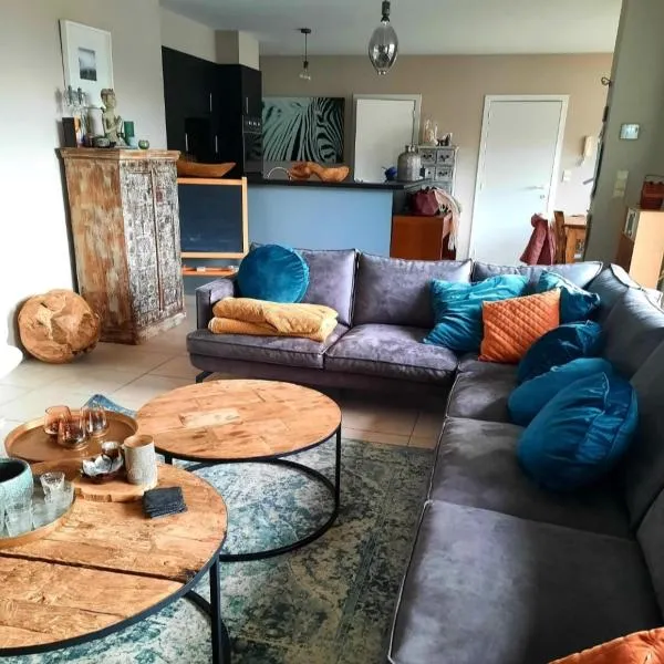 loft appartement met 3 slaapkamers en gratis parking, hotel v destinaci Ichtegem